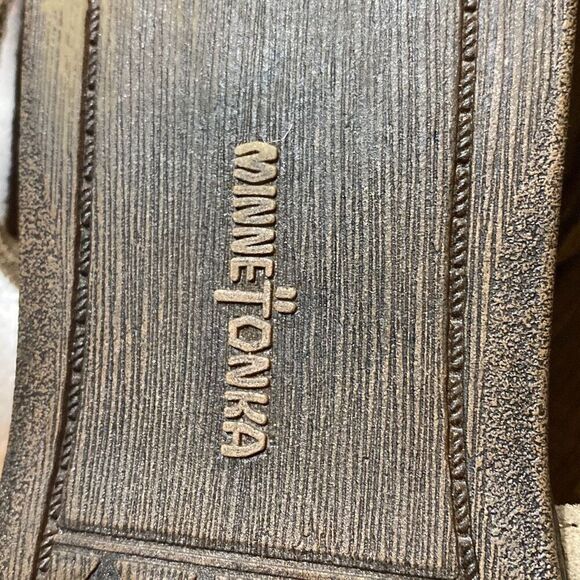 Minnetonka fringe flat taupe size 7 suede leather sandals - Picture 4 of 8